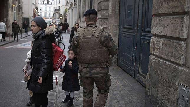 Un soldado francés patrulla en París junto a una escuela judía