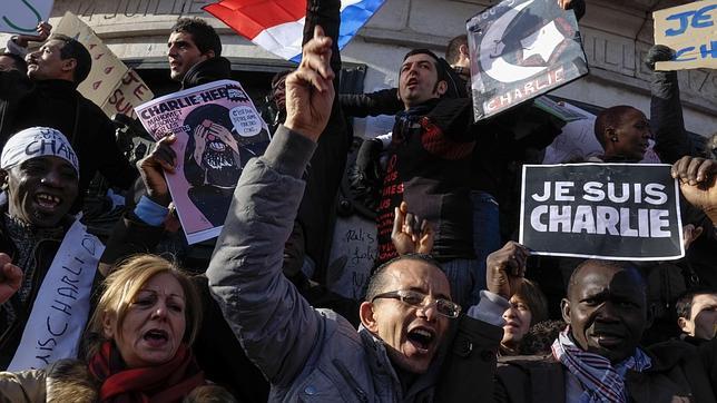 Apoyo de los manifestantes en París al semanario «Charlie Hebdo»