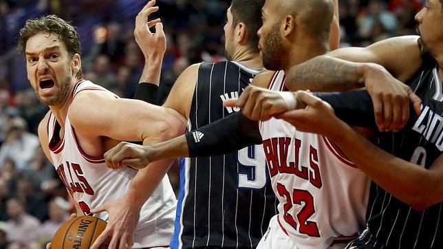 Pau Gasol trata de anotar ante la defensa de los Magic