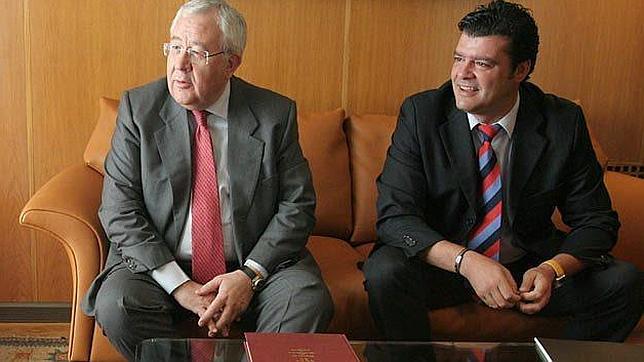 Allué (derecha) y el presidente del PAR, José Ángel Biel, en una imagen de archivo