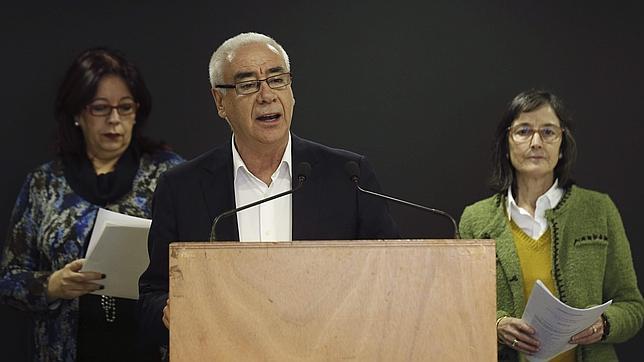 El consejero andaluz, Luciano Alonso, flanqueado por la viceconsejera de Canarias, Manuel Armas, y la directora general de FP de Asturias, Victorina Fernández