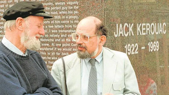Lawrence Ferlinghetti y Allen Gingsberg, ante la tumba de su gran amigo Jack Kerouac