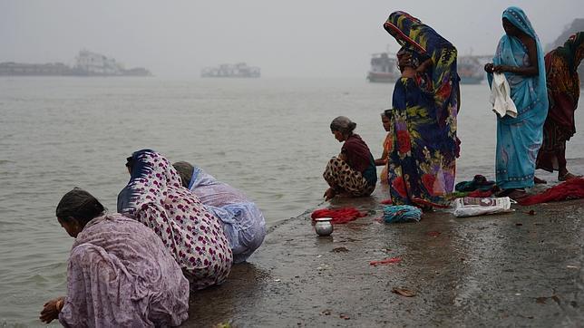 Recuperan más de 80 cadáveres en el río Ganges