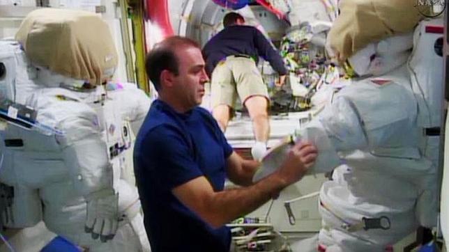 Astronautas revisan sus trajes espaciales en la ISS