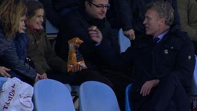 Moyes termina expulsado y comiendo patatas fritas en la grada de Anoeta