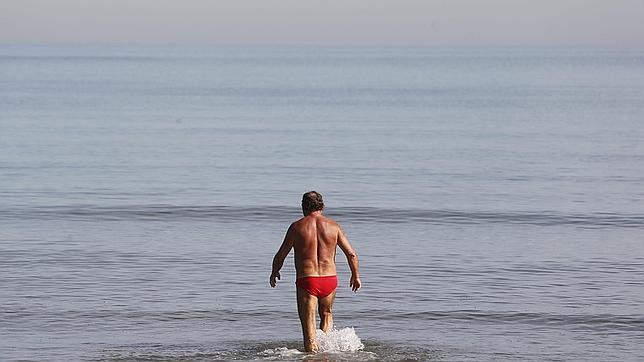 Un hombre toma el baño en la playa de Las Arenas de Valencia en pleno mes de enero