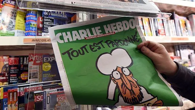 Un hombre sostiene el ejemplar del último número de «Charlie Hebdo»