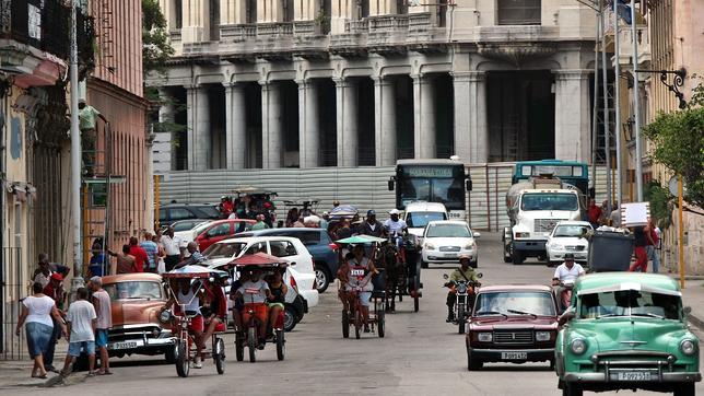 Varios «bicitaxis» circulan este miércoles por una calle de La Habana