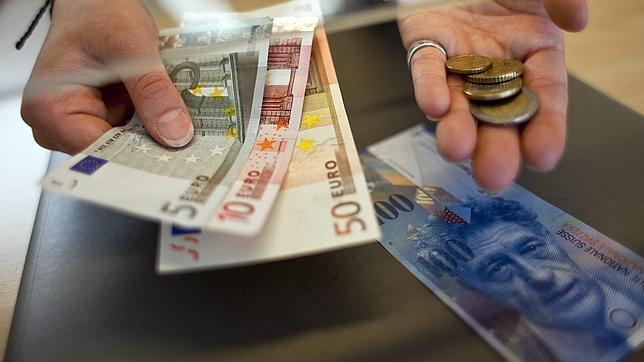 El franco suizo tenía un cambio mínimo fijo de 1,20 unidades por euro