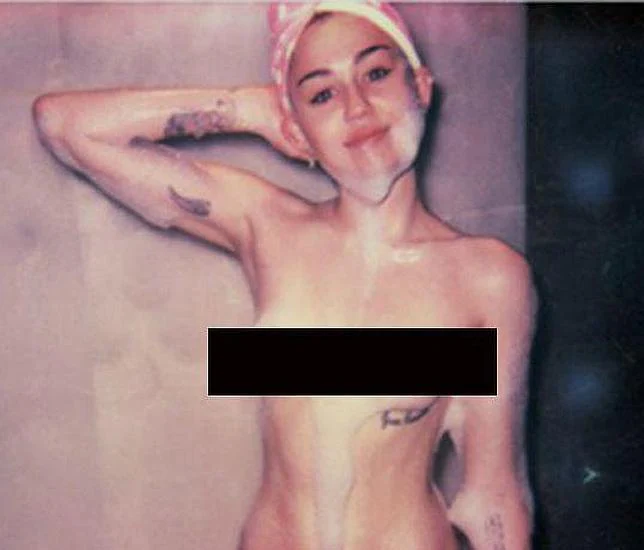 Miley Cyrus, totalmente desnuda en la ducha