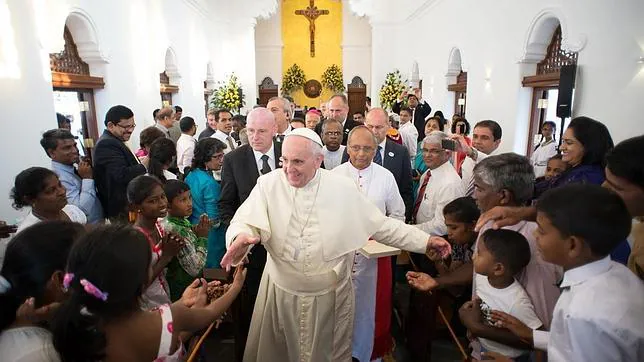 El papa Francisco saluda a diversos fieles durante su visita a Manila (Filipinas) este jueves