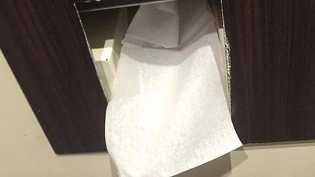 Logra que le lleven papel higiénico al baño del tren gracias a un mensaje de Twitter