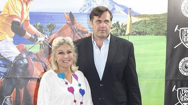 Carlos Felipe de Orleans criticó al semanario satírico. Su madre explica las razones