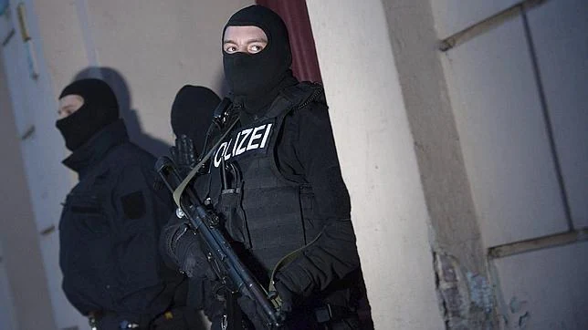 Miembros de la policía antiterrorista hacen guardia en un edificio en Berlín
