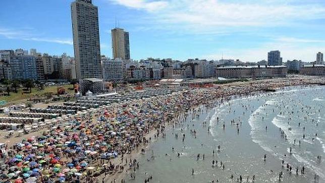 Los veraneantes argentinos se queman: «Aquí solo se acepta pago en metálico»