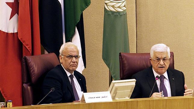 El negociador palestino Saeb Erekat  y el presidente de Palestina, Mahmud Abás, este viernes en la reunión de emergencia de ministros de Exteriores de la Liga Árabe celebrada en El Cairo