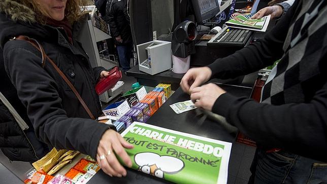 Un ciudadano francés compra el último ejemplar de «Charlie Hebdo»