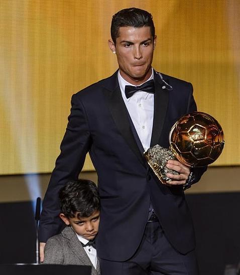 Cristiano Ronaldo, balón y casadero de oro