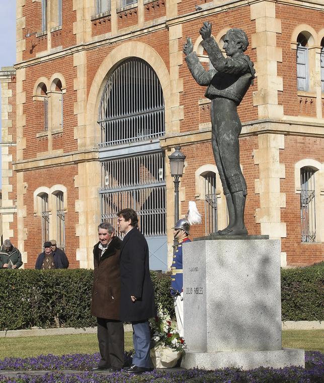 El alcalde de Salamanca, junto a la estatua del torero