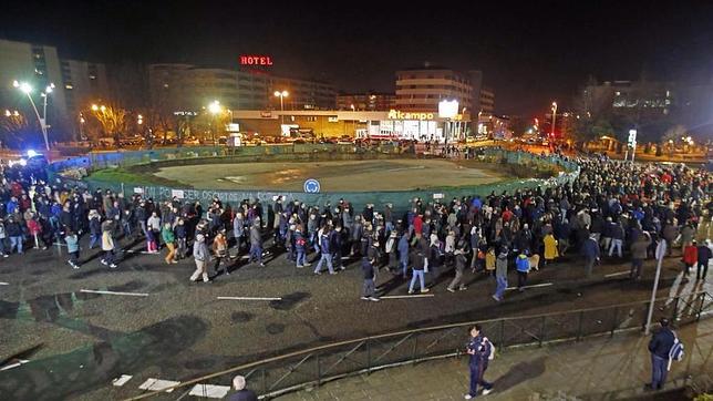 Unas mil personas se manifiestan en Vigo contra la instalación de un barco en una rotonda