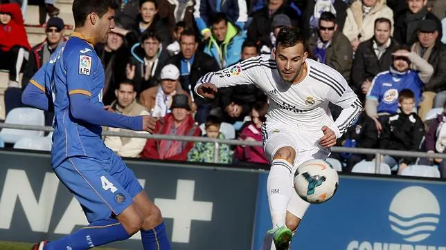 Jesé marca el primer gol ante la mirada de Lisandro, en el Getafe- Real Madrid de la temporada pasada (0-3)