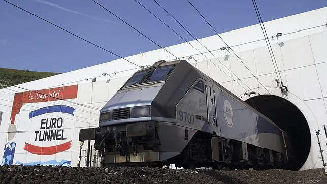 Un tren de alta velocidad de transporte de mercancías emerge del Eurotúnel en Coquelles (Francia), procedente de Londres, en una imagen de archivo
