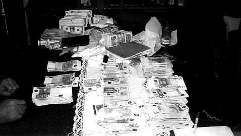 Dinero encontrado en el registro de la casa del electricista