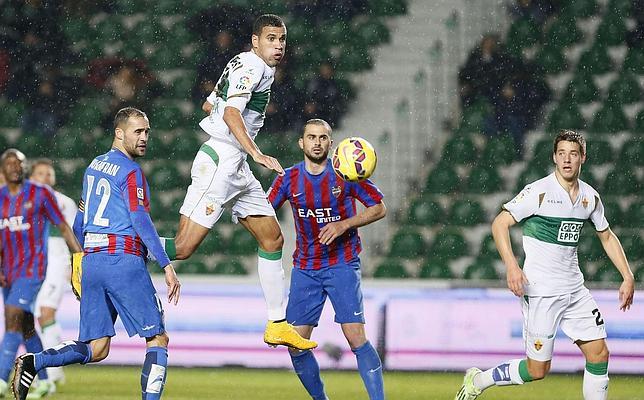 El Elche vence en un partido atenazado