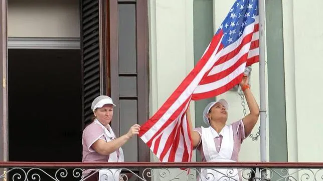 Dos empleadas de un hotel en la Habana colocan la bandera de los Estados Unidos