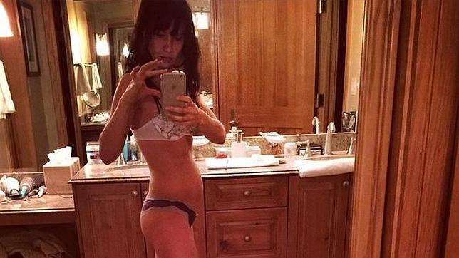 Hilaria Baldwin desata la polémica al presumir de embarazo