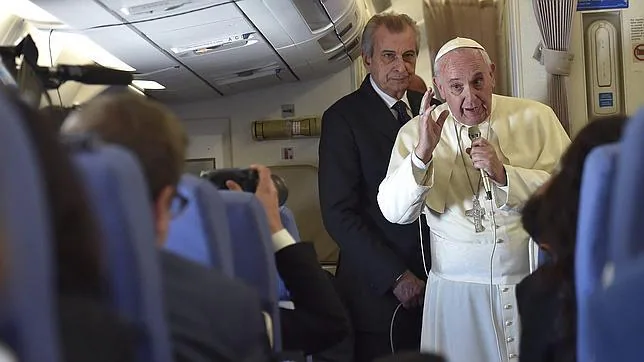 El papa Francisco se dirige a los periodistas que comparten su vuelo desde Manila a Roma