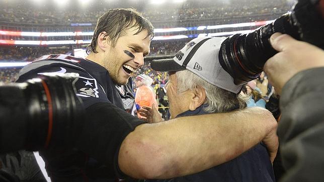 Tom Brady, estrella de los Patriots, se abraza al dueño del equipo, Robert Kraft