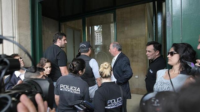 La policia en el exterior de la casa de Nisman tras conocerse su muerte