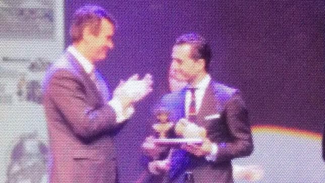 Iván Fandiño recibió el premio de manos del alcalde de Guadalajara