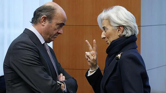 El ministro de Economía español, Luis de Guindos, en una foto de archivo junto a la directora gerente del FMI, Christine Lagarde
