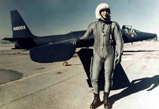 El legendario piloto EEUU, Francis Gary Powers, posa delante de un avión U-2.