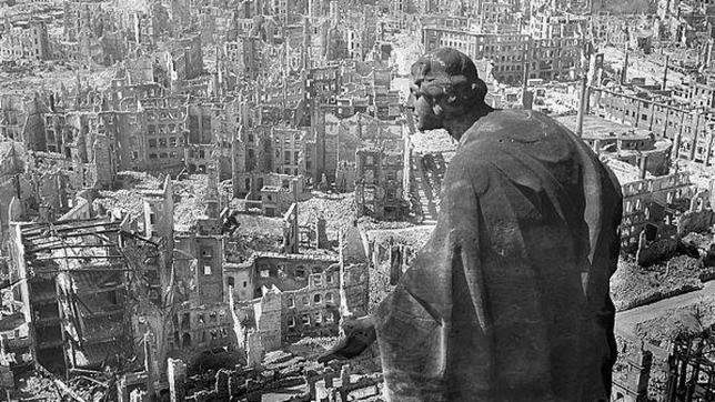 Imagen de la ciudad alemana de Dresde después de su bombardeo en febrero de 1945
