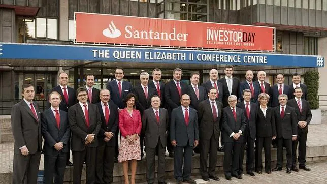 Es ya todo un clásico ver a la presidenta de Banco Santander, Ana Patricia Botín, rodeada solo de directivos (imagen de archivo)