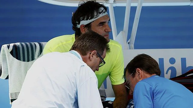 Federer reclamó atención médica por problemas en la mano