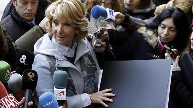 Esperanza Aguirre dice que el PP no debe tener miedo a que Bárcenas «tire de la manta»