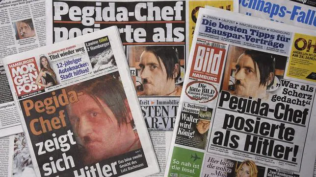 Fotografía de las portadas de los periódicos alemanes que muestran al jefe del movimiento islamófobo Pegida, Lutz Bachmann, en una foto suya caracterizado como Hitler