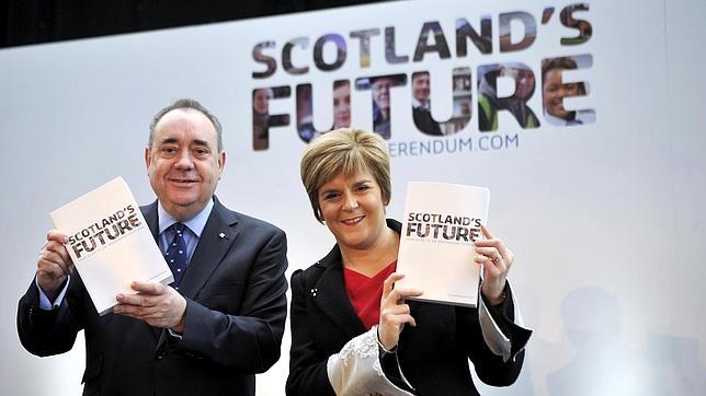 Nicola Sturgeon, a la derecha, junto a su antecesor, Alex Salmond