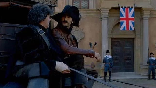 Pérez-Reverte carga contra el «Alatriste» de Telecinco: «Esa bandera inglesa me ha repateado el hígado»