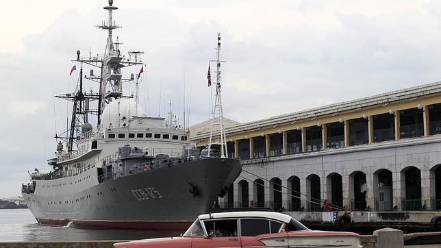 El buque espía ruso «Viktor Leonov» atracado estos días en el puerto de La Habana