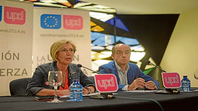 El eurodiputado Fernando Maura junto a Rosa Díez, en una imagen de archivo