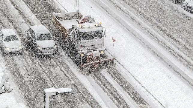 El temporal de nieve cierra puertos de montaña y obliga al uso de cadenas