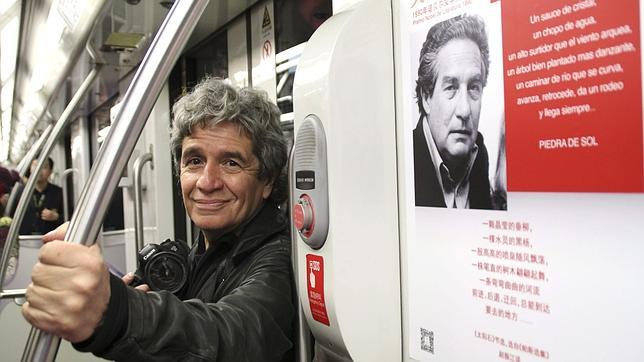 Octavio Paz viaja en el metro de Shanghái