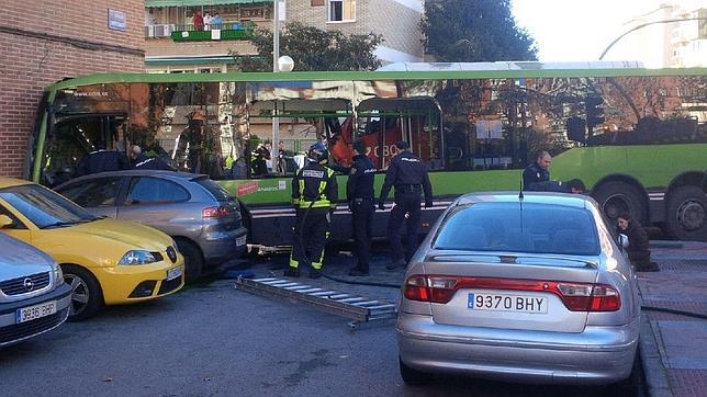 Un camión de bomberos colisiona contra  un autobús en Móstoles y deja 19 heridos leves