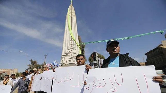Yemeníes portan pancartas de protestas