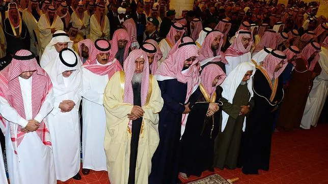 Líderes del clero wahabí y príncipes rezan ante los restos del Rey Abdulá